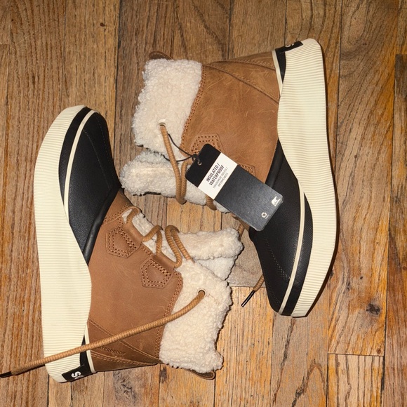 Sorel Brown and Black Winter Boots with Shearling Lining - Picture 2 of 11